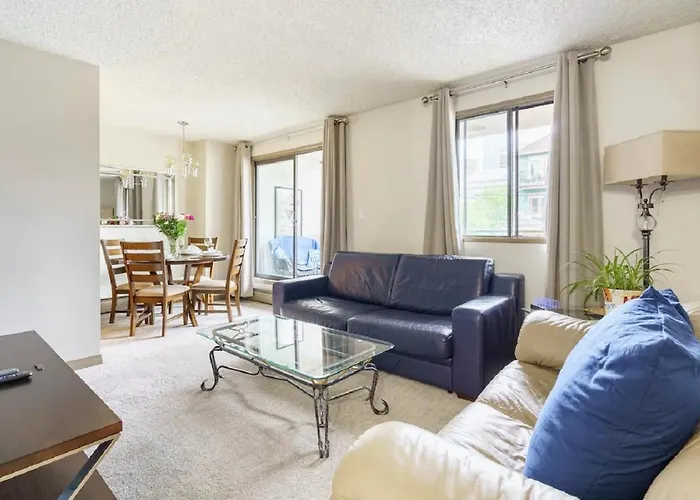 Entire Condo Downtown, Walk To Bmo & Stampede, Parking, 1,5 Hrs To Banff