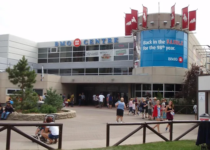 Entire Condo Downtown, Walk To Bmo & Stampede, Parking, 1,5 Hrs To Banff
